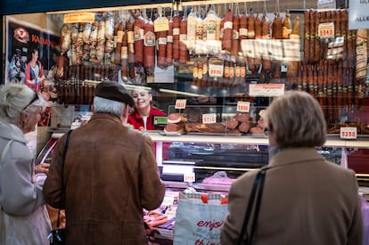 Algunas personas comprando en el mercado central de Budapest.