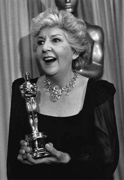 La actriz Maureen Stapleton, con su oscar a la mejor actriz secundaria, en 1982.