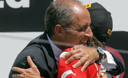 Francisco Camps abraza a Fernando Alonso en Valencia.