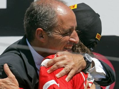 Francisco Camps abraza a Fernando Alonso en Valencia.