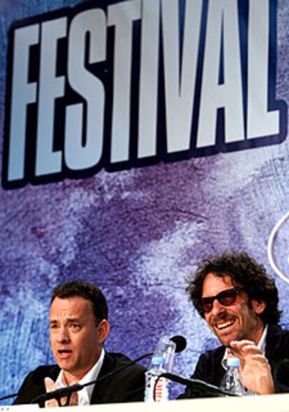 Tom Hanks (izquierda) y Joel Coen, en la presentación de <i>Ladykillers</i> en Cannes.