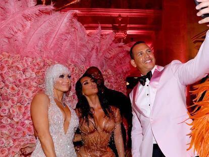 Jennifer Lopez, Kim Kardashian West, Kanye West y Alex Rodriguez haciéndose un 'selfie' para Instagram en la Gala Met de 2019.