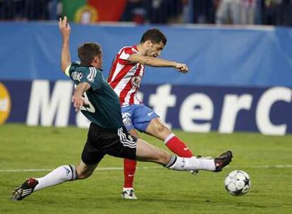 Simão remata con la pierna izquierda el gol del empate del Atlético ante Carragher.