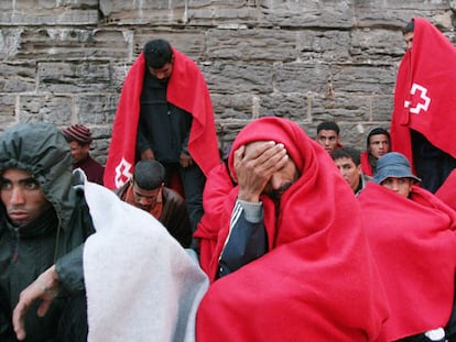 Algunos de los irregulares en el muelle del puerto de Tarifa.