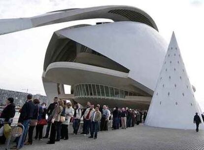 Cientos de personas guardaban cola ayer junto al Palau de les Arts para conseguir entradas para <i>Carmen.</i>