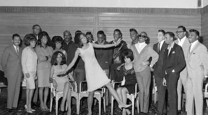 Diana Ross bromeando frente a las estrellas de Motown.