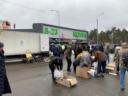 Una veintena de civiles recogen alimentos de ayuda humanitaria de la ONG World Central Kitchen en Bucha, el sábado. El Reino Unido “no descansará” hasta que los responsables de las atrocidades en Ucrania, incluidos los comandantes militares y miembros del régimen del presidente ruso, Vladímir Putin, afronten la justicia, según ha afirmado este domingo la ministra británica de Exteriores, Liz Truss. “A medida que las tropas rusas se ven obligadas a retirarse, vemos cada vez más pruebas de atrocidades por parte de las fuerzas invasoras en ciudades como Irpin y Bucha”, ha dicho la ministra en un comunicado divulgado el domingo.