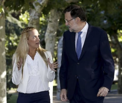 El presidente del Gobierno, Mariano Rajoy, en la Moncloa con Lilian Tintori, esposa del opositor venezolano Leopoldo L&oacute;pez. 