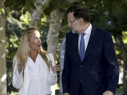 El presidente del Gobierno, Mariano Rajoy, en la Moncloa con Lilian Tintori, esposa del opositor venezolano Leopoldo L&oacute;pez. 