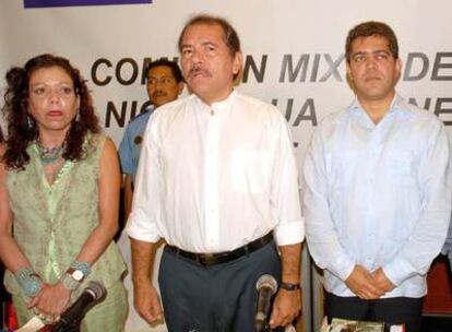 Daniel Ortega (centro) y su esposa acompañan al ministro venezolano Elías Jaua en la apertura de la comisión mixta.