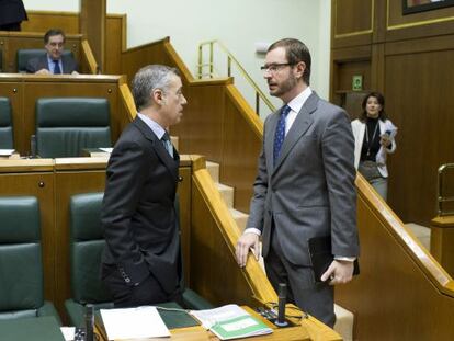Iñigo Urkullu conversa en el Parlamento con Javier Maroto, alcalde de Vitoria.