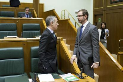 Iñigo Urkullu conversa en el Parlamento con Javier Maroto, alcalde de Vitoria.