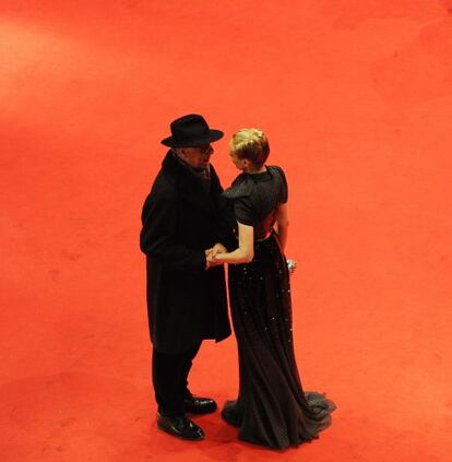 La actriz alemana Diane Kruger (dcha), una de las actrices principales de la película 'Les adieux à la Reine', junto con el director del certamen, Dieter Kosslick, en la alfombra roja.