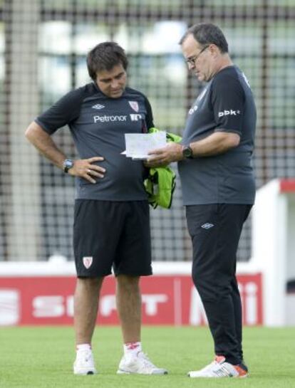 Bielsa (a la derecha), durante la sesión de entrenamiento del Athletic con su segundo, Claudio Vivas.