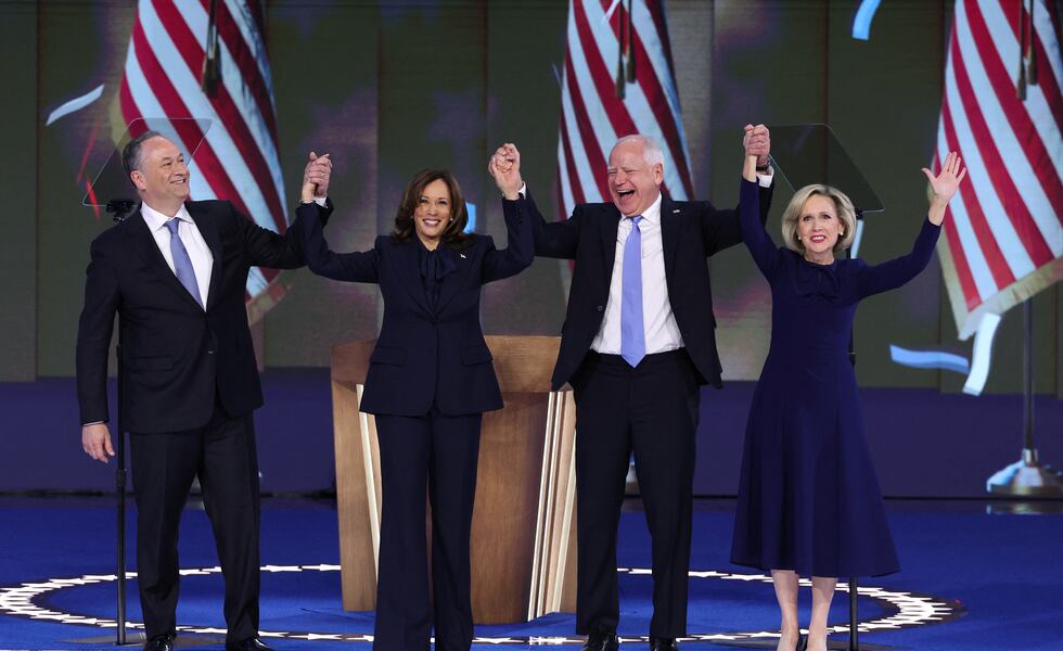 Harris y Walz posan con sus respectivas parejas.