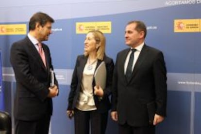 La ministra de Fomento, Ana Pastor, entre el secretario de Estado de Infraestructuras, Rafael Catal&aacute;, y el presidente de Aena, Jos&eacute; Manuel Vargas. 