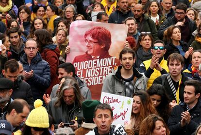 Cartell amb el retrat de l'expresident de la Generalitat, Carles Puigdemont, pel centre de Barcelona.