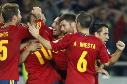 Los jugadores de la selecci&oacute;n celebran un gol.