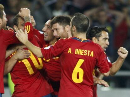 Los jugadores de la selecci&oacute;n celebran un gol.