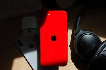 iPhone SE rojo