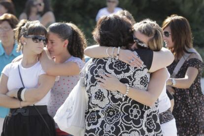 Familiares de vítimas de la tragedia de Spanair se abrazan durante el homenaje a sus allegados en el parque Juan Carlos I.