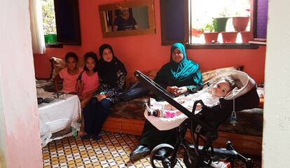 Mohamed en su carrito, Sineb, Fátima, Umaina y una de las niñas de la familia que comparte la casa con ellos. Reflejada en el espejo, Fdela, la madre.