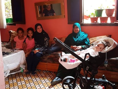 Mohamed en su carrito, Sineb, Fátima, Umaina y una de las niñas de la familia que comparte la casa con ellos. Reflejada en el espejo, Fdela, la madre.