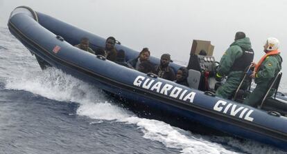 Inmigrantes en una patrullera de la Guardia Civil.