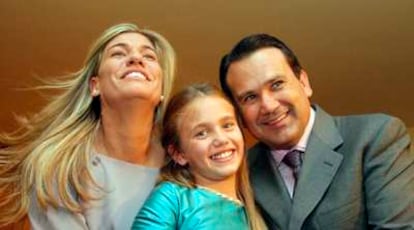 La nueva fallera mayor infantil, Carmen Monzonís, con sus padres.