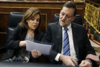 El presidente del Gobierno, Mariano Rajoy, y la vicepresidenta, Soraya S&aacute;enz de Santamar&iacute;a, ayer en el Congreso de los Diputados. 