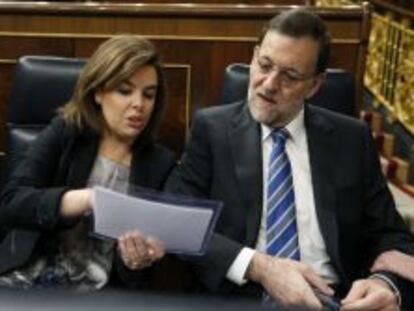 El presidente del Gobierno, Mariano Rajoy, y la vicepresidenta, Soraya S&aacute;enz de Santamar&iacute;a, ayer en el Congreso de los Diputados. 