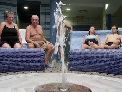 Vecinos de Alcobendas, en las piscinas balneario del complejo deportivo de Valdelasfuentes.