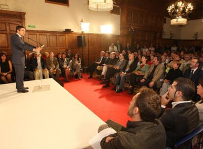 Patxi López se dirige a los asistentes al acto en defensa del euskera que el PSE organizó en San Sebastián el pasado mes de octubre.