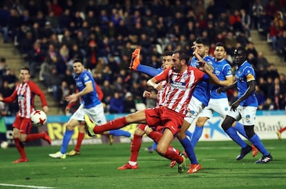 El defensa uruguayo del Atlético de Madrid, Diego Godín, remata a puerta ante los defensas del Lleida.