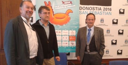 De izquierda a derecha, Jerome Carrus, presidente del Grupo Carrus, Josu Ruiz, teniente de alcalde del ayuntamiento de San Sebastián, y Peio Urtasun, gerente del Hipódromo de San Sebastián.
   
  
 