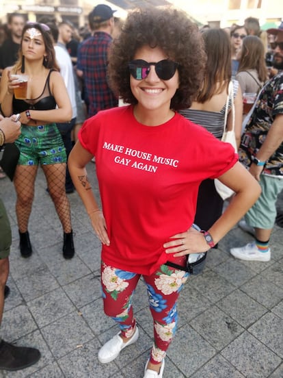 Informal, pero reivindicativa. Cómoda, pero con flores. Un look sencillo, pero eficaz. El mensaje nos ha ganado: "Hagamos el house homosexual de nuevo".