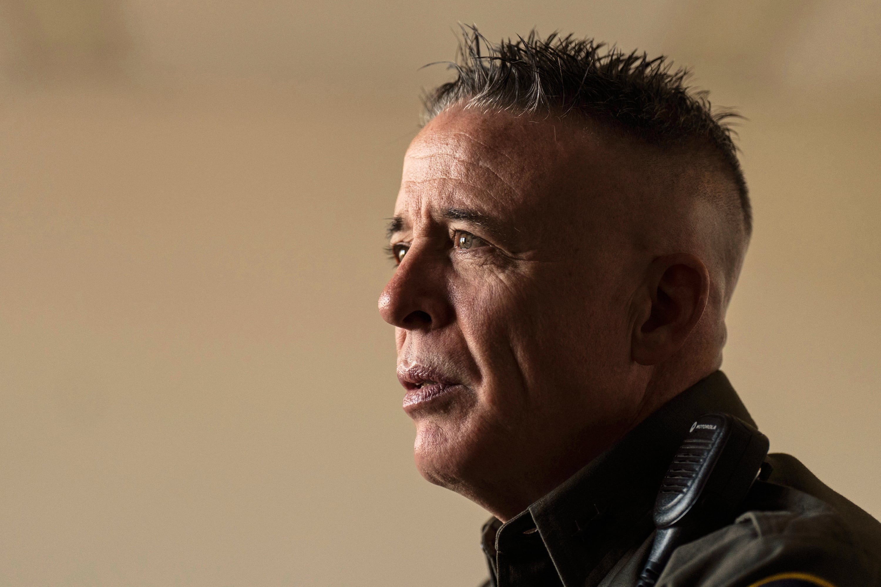 La discreta retirada de Gregory Bovino, el artífice de las tácticas más violentas en la campaña contra migrantes de Trump