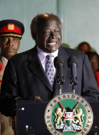 Mwai Kibaki jura como su segundo mandato como presidente de Kenia una hora después de ser proclamado vencedor de las elecciones.