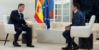 El presidente del Gobierno, Pedro Sánchez y el periodista Iñaki López, durante la entrevista  en La Sexta.