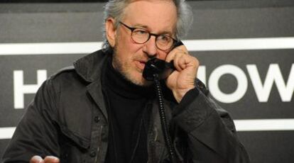 Steven Spielberg, al teléfono durante el telemaratón.