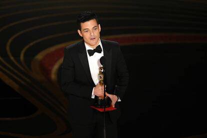 Rami Malek recoge emocionado el Oscar a mejor actor por su papel de Freddie Mercury en 'Bohemian Rhapsody'.
