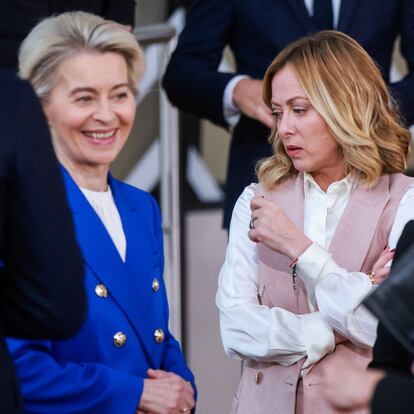 Brussels (Belgium), 16/10/2024.- Italian Prime Minister Giorgia Meloni (R) looks on next to European Commission President Ursula von der Leyen (L) during a family photo at the EU-Gulf Cooperation Council (GCC) summit in Brussels, Belgium, 16 October 2024. This is the first summit between the EU leaders and the GCC, aiming to develop a closer partnership. The European Union is the second-largest trade partner for the GCC countries, generating 'K170 billion in trade in 2023, imports of mineral fuels accounted for over 75% of EU imports from GCC countries. Since 2020, fuel imports have more than tripled mainly due to the armed conflict between Russia and Ukraine. (Bélgica, Rusia, Ucrania, Bruselas) EFE/EPA/OLIVIER HOSLET
