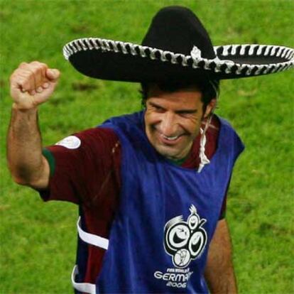 Figo celebra la victoria de Portugal con un sombrero mexicano.