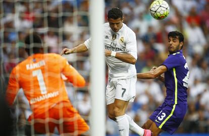 Cristiano Ronaldo remata un balón contra la portería de Kameni.