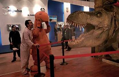 La cabeza de un <b><i>Tiranosaurio rex</b></i> (que se mueve y ruge) destaca en el espacio de Aragón en Fitur, donde se presenta la ampliación del proyecto Dinópolis, en Teruel.