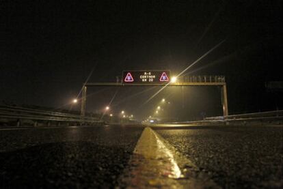 La Dirección General de Tráfico informaba en las pantallas de que habían cortado la A-6 desde el kilómetro 20 hasta el 50. Sin embargo, Pablo Herreros, que estaba en el kilómetro 63, también permanecía bloqueado junto a muchos otros conductores, donde no paraba de nevar.