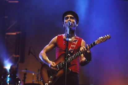 Fito tocando en Las Ventas en 2004, durante la multitudinaria gira con Fito y Los Fitipaldis.