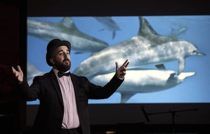 El actor y dramaturgo Carlos Ruiz, durante un ensayo de la obra 'Oceanogràfix. Sexo en el acuario'.