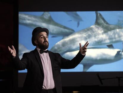 El actor y dramaturgo Carlos Ruiz, durante un ensayo de la obra 'Oceanogràfix. Sexo en el acuario'.
