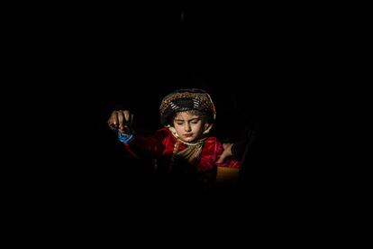 Una niña iraquí de religión cristiana sostiene la mano de su madre durante la celebración de Santa Barbara en la iglesia Om Al-Auna en Irbil (Irak).